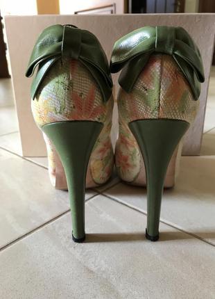 Прекрасні літні, яскраві туфлі, з ніжним актуальним малюнком квіти3 фото