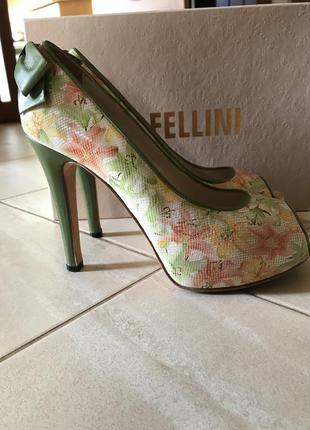 Прекрасні літні, яскраві туфлі, з ніжним актуальним малюнком квіти4 фото
