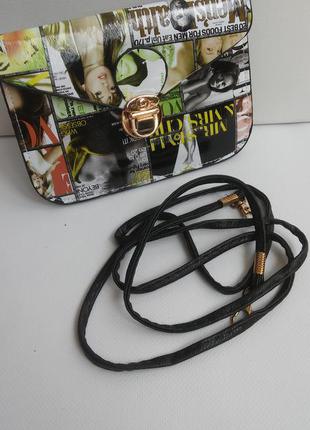 Маленька сумочка для телефону та ключів.