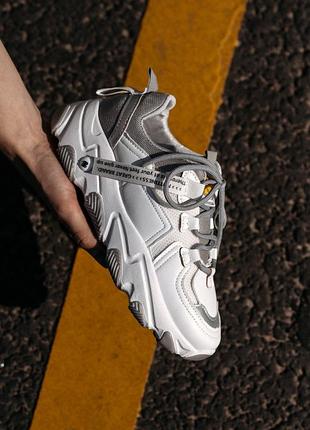 Кросівки жіночі