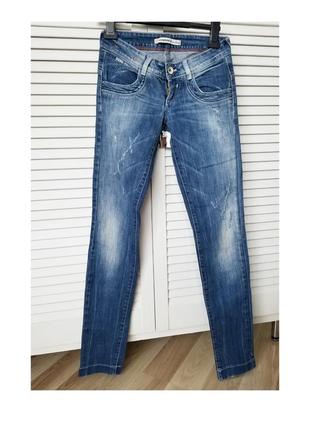 Джинсы скинни с потертостями варенка джинсы зауженные низкая посадка1 фото