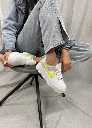 Nike air force sage lemon venom білі жовті кросівки найк форс демисезон весна літо осінь знижка знижка розпродаж 36 яскраві білі жовті кросівки