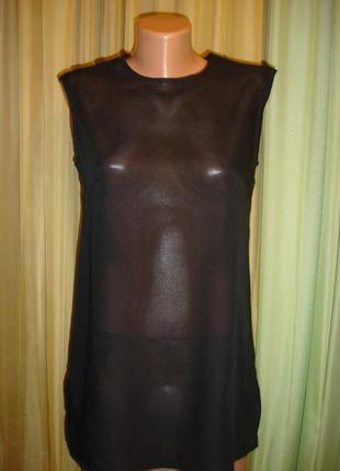 Удлиненная блузка без рукавов с вырезами1 фото