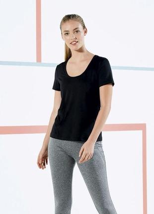 Спортивная черная женская футболка, размер s