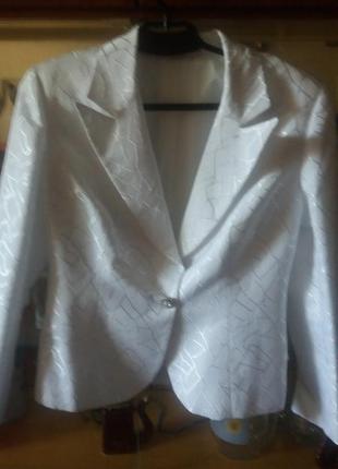 Белий атласний костюм юбка,брюки и пиджак 46 розмер