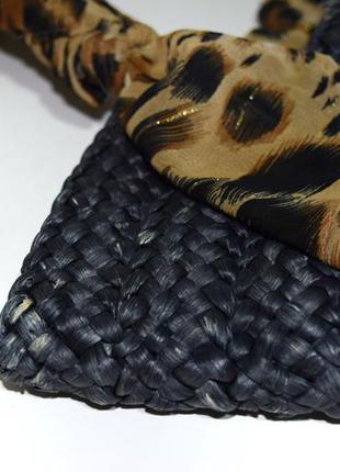 Чёрная актуальная плетённая сумка с леопардом5 фото