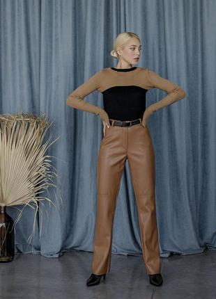 Кожаные женские прямые длинные брюки на замше под ремень коричневого цвета (42 по 52)6 фото