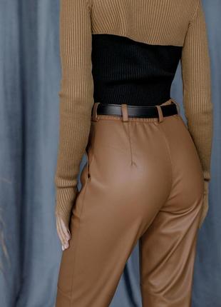 Кожаные женские прямые длинные брюки на замше под ремень коричневого цвета (42 по 52)10 фото
