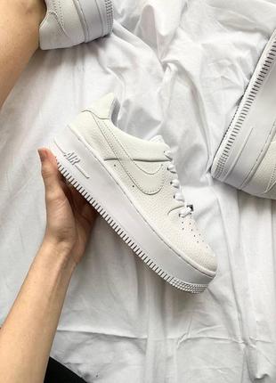 Женские кроссовки