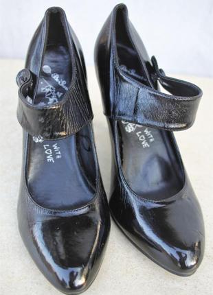 Закриті туфлі на високому каблуку