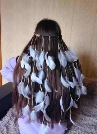 Белая повязка с перьями на голову4 фото
