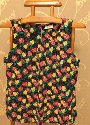 Очень красивая и стильная брендовая блузка в фруктах...100% вискоза.