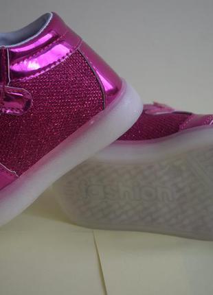 Гламурные кроссовки для маленьких модниц подсветка малиновые4 фото