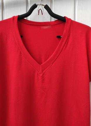 Женская базовая футболка с v вырезом горловины однотонная стрейчевая футболка большого размера в ассортименте2 фото