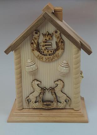 Ключница настенная деревянная ручной работы"домик" на шесть крючков1 фото