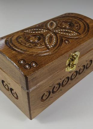 Резная шкатулка из вишни 15.5×7.8×10.5 см | деревянная шкатулка ручной работы с элементами инкрустации