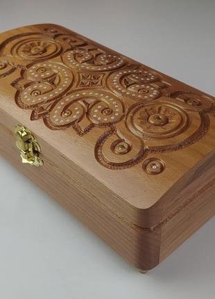 Купюрница скринька для грошей різьблена з дерева ручної роботи  18.5 см * 11 см, висота 7.8 см.