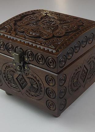 Різьблена дерев'яна шкатулка ручної роботи 11×11×10 см | шкатулка з горіха з сухою різьбою | подарунок з карпат