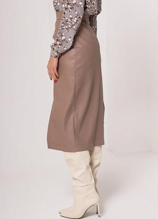 Бежевая кожаная юбка миди длины с карманами2 фото