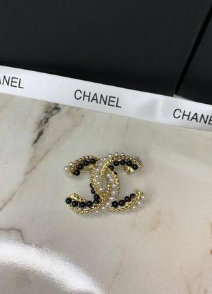 Брендовая брошь с жемчугом декором в виде логотипа