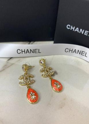 Брендовые стильные серьги золотого цвета с мелкими камнями