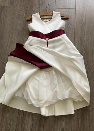 Біле з бордовим поясом ошатне плаття на дівчинку5 фото