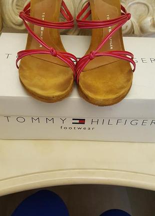 Яркие босоножки tommy hilfiger