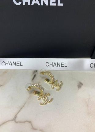 Стильні брендові сережки з перлами і дрібними каменями позолота3 фото