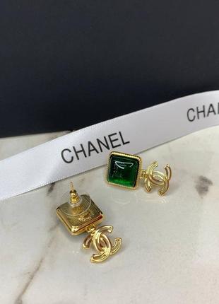 Брендові стильні сережки з великим зеленим каменем позолота3 фото
