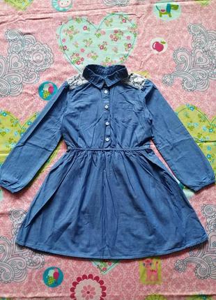 Джинсове плаття з вставками кружева для дівчинки 5-6 років.1 фото