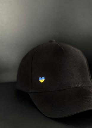 Чорна кепка з серцем україни 💙💛
