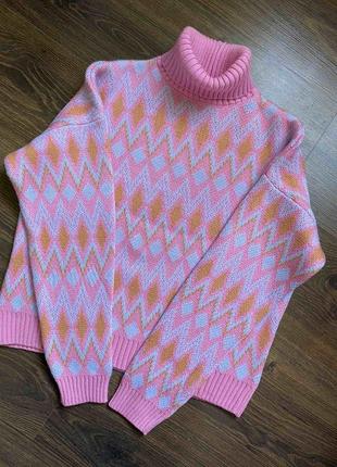 Розовый свитер с орнаментом