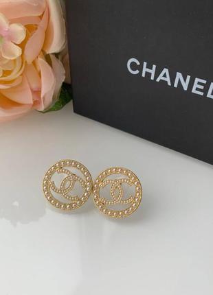 Брендові стильні сережки з перлами позолота дизайн з логотипом1 фото