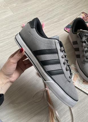 Красивые кроссовки adidas