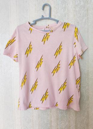 Розовпя футболка з принтом блискавки1 фото