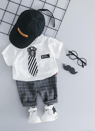 Нарядный костюм с галстуком,