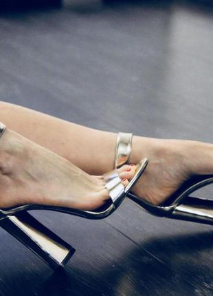 Золотистые босоножки на каблуке kendall+kylie