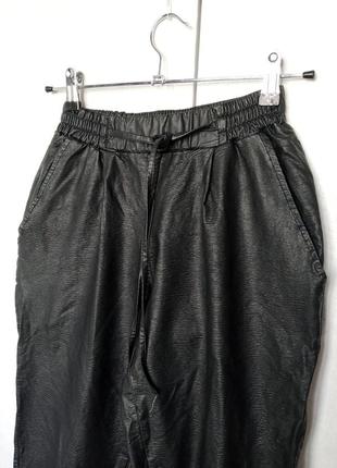 Штани. штани. під шкіру. шкіряні. бойфренди. мом. спортивні.