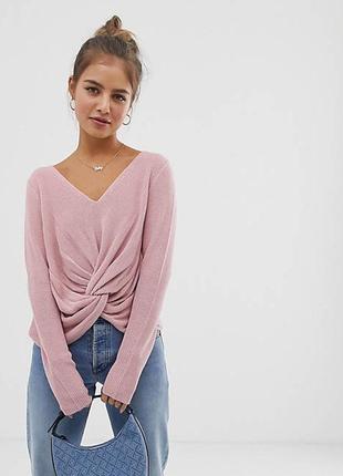 Розовый свитер с узлом