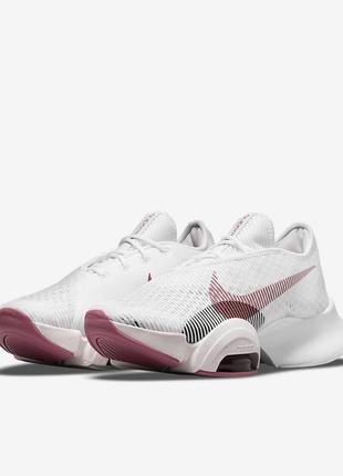 Білі кросівки nike