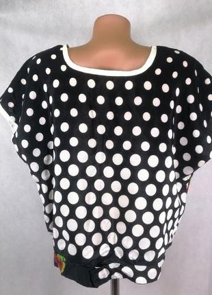 Укороченная блузка в горошек  цветами черная2 фото