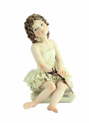 Статуетка порцелянова sibania «дівчинка сидить на колінах» denise, 17 см