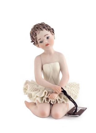 Статуетка порцелянова sibania «дівчинка сидить на колінах» (isabel), 10 см