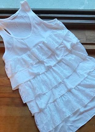 Біла майка ошатна з мереживом