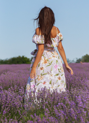Длинное макси платье-халат с воланами принт цветы открытые плечи на запах бретелях3 фото