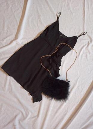 Маленькое чёрное платье с оборками рюшами на тонких бретелях