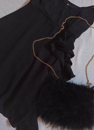 Маленьке чорне плаття з оборками, рюшами на тонких бретелях3 фото