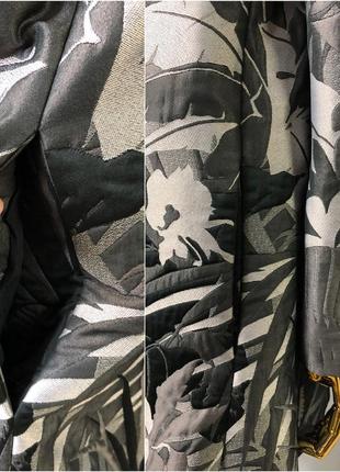 Salvatore ferragamo серое пальто с тропическим принтом миди шерстяное3 фото