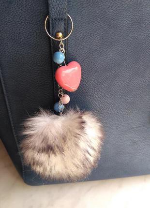 Брелок с черно-белым эко-мехом, сердечком и бусинами, ручная работа