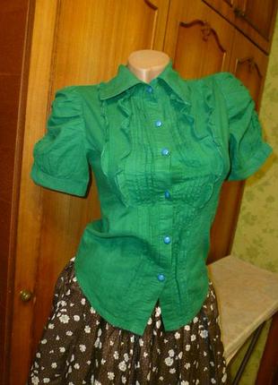 Изумрудная натуральная летняя блузка под джинсы с высокой посадкой в идеале